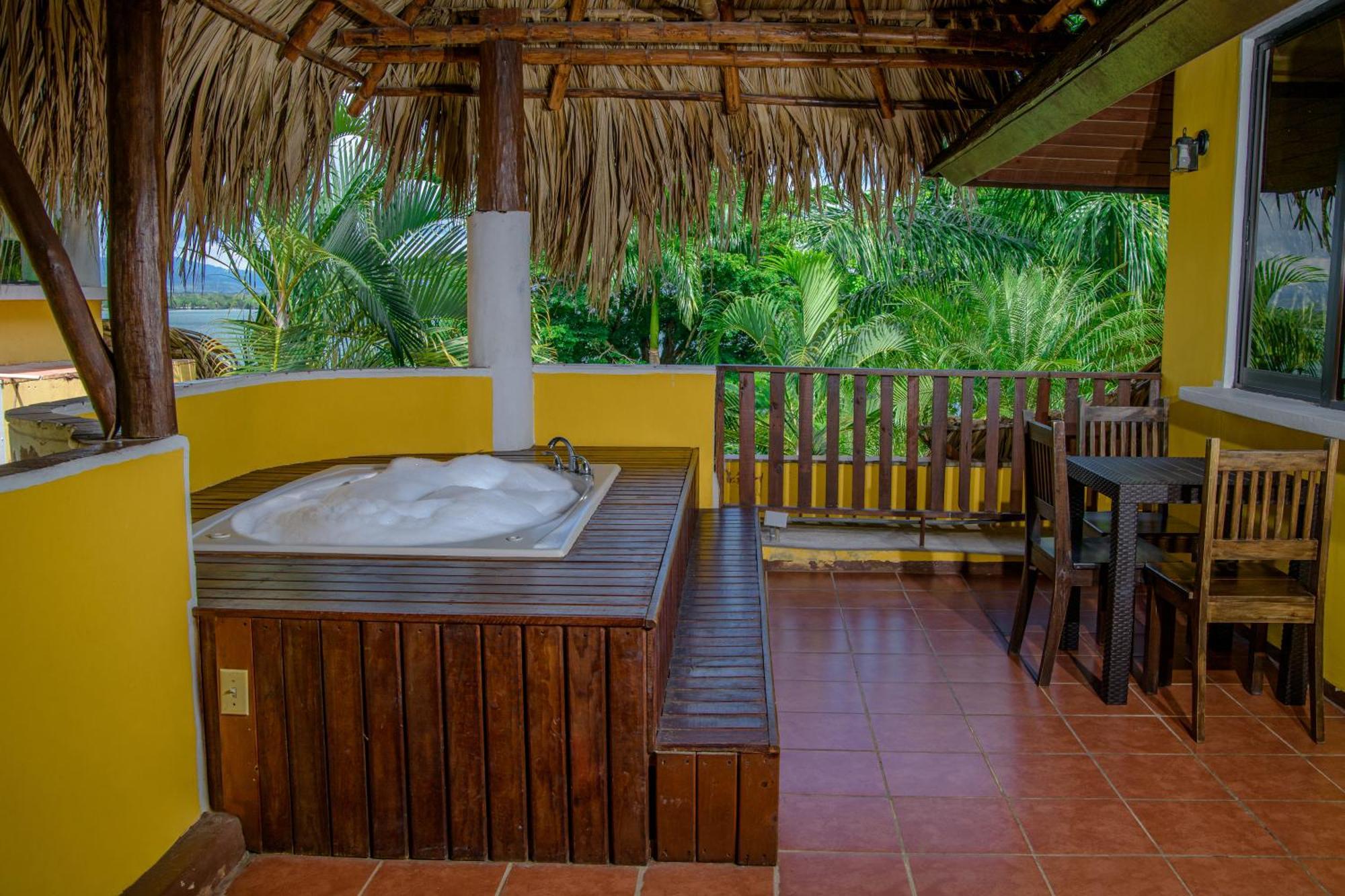 Banana Palms Hotel Rio Dulce Town Extérieur photo