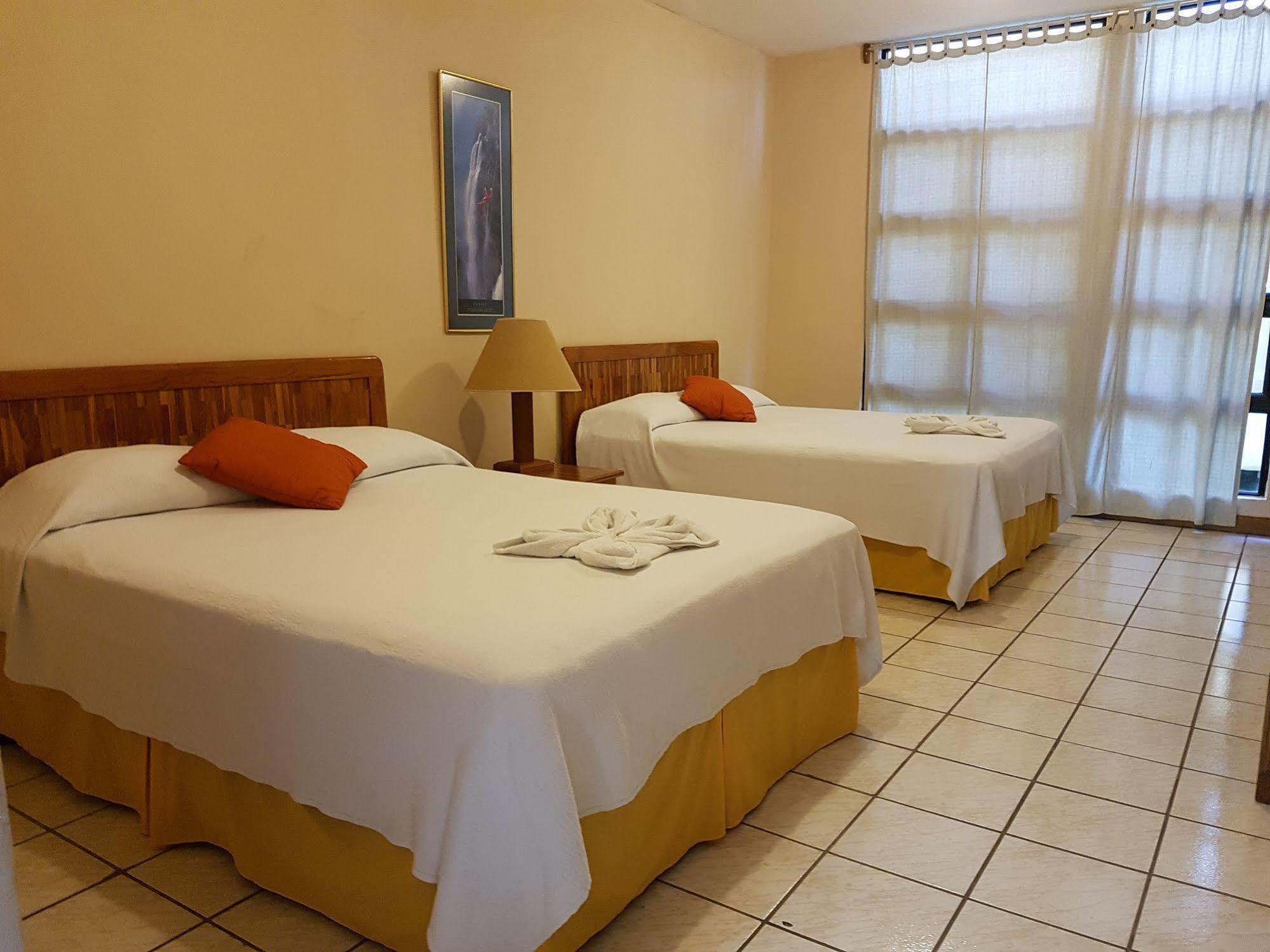 Banana Palms Hotel Rio Dulce Town Extérieur photo