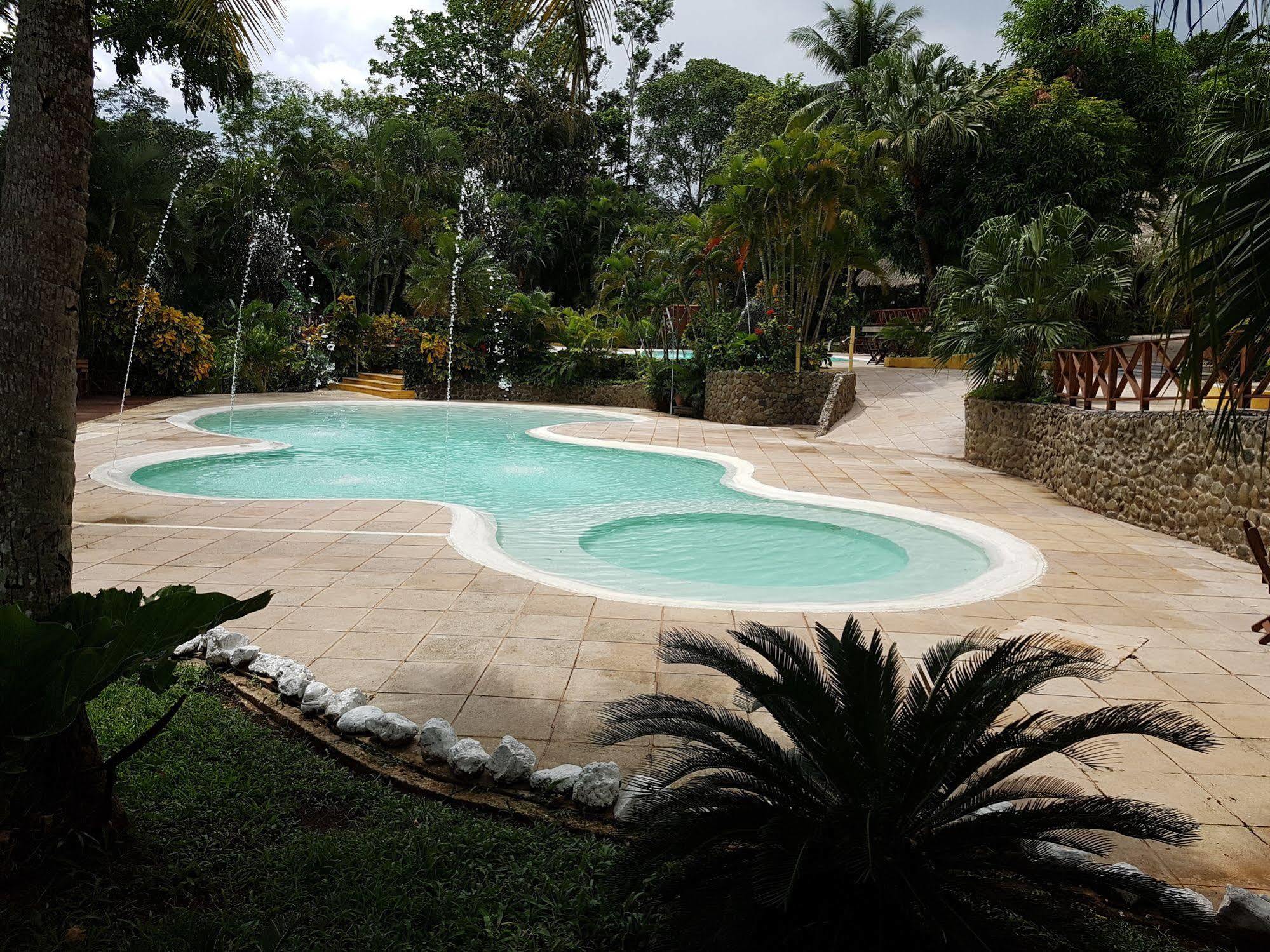 Banana Palms Hotel Rio Dulce Town Extérieur photo