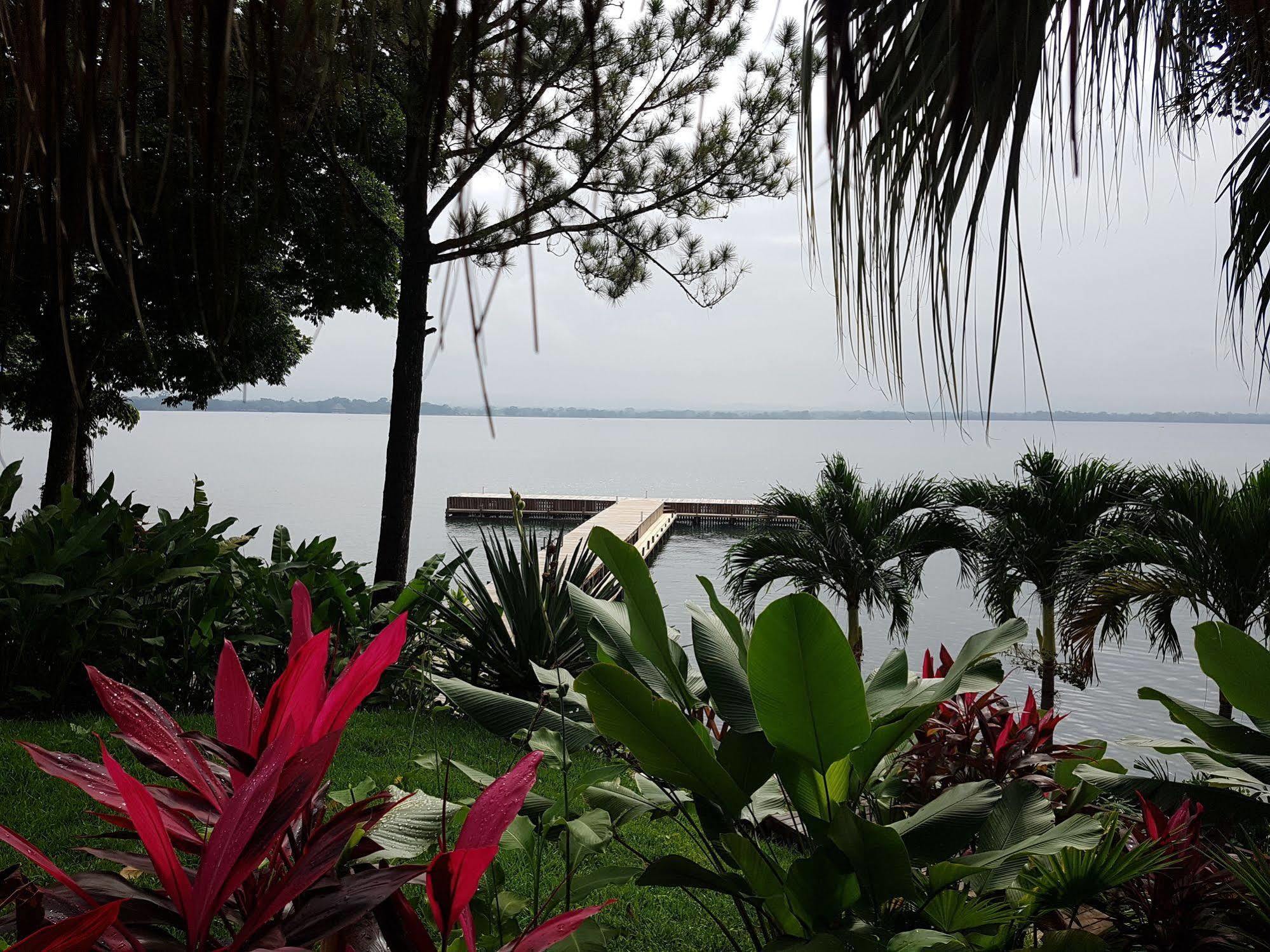 Banana Palms Hotel Rio Dulce Town Extérieur photo