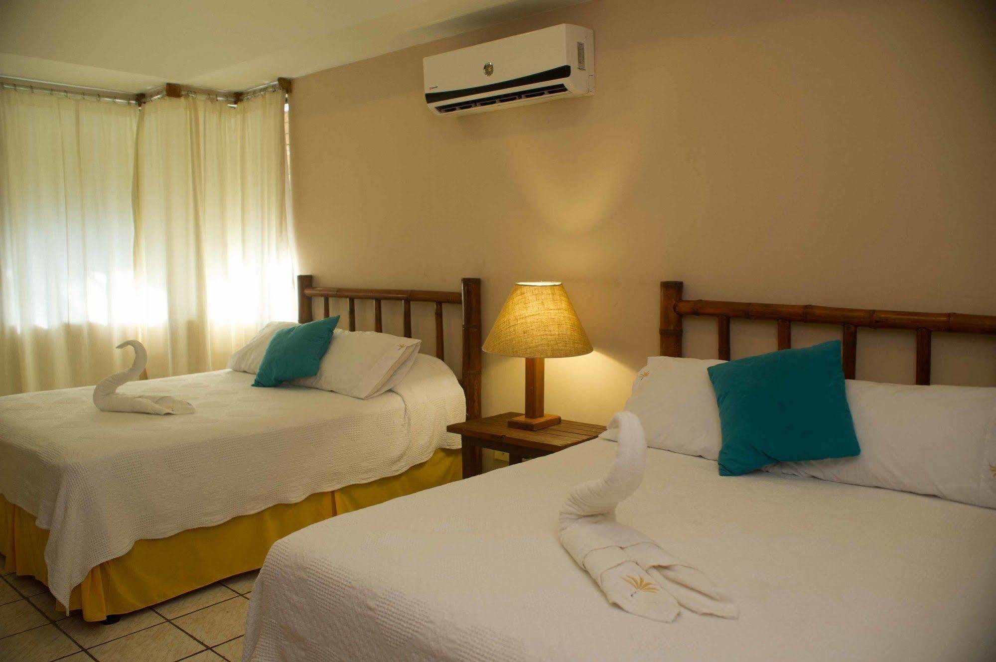 Banana Palms Hotel Rio Dulce Town Extérieur photo